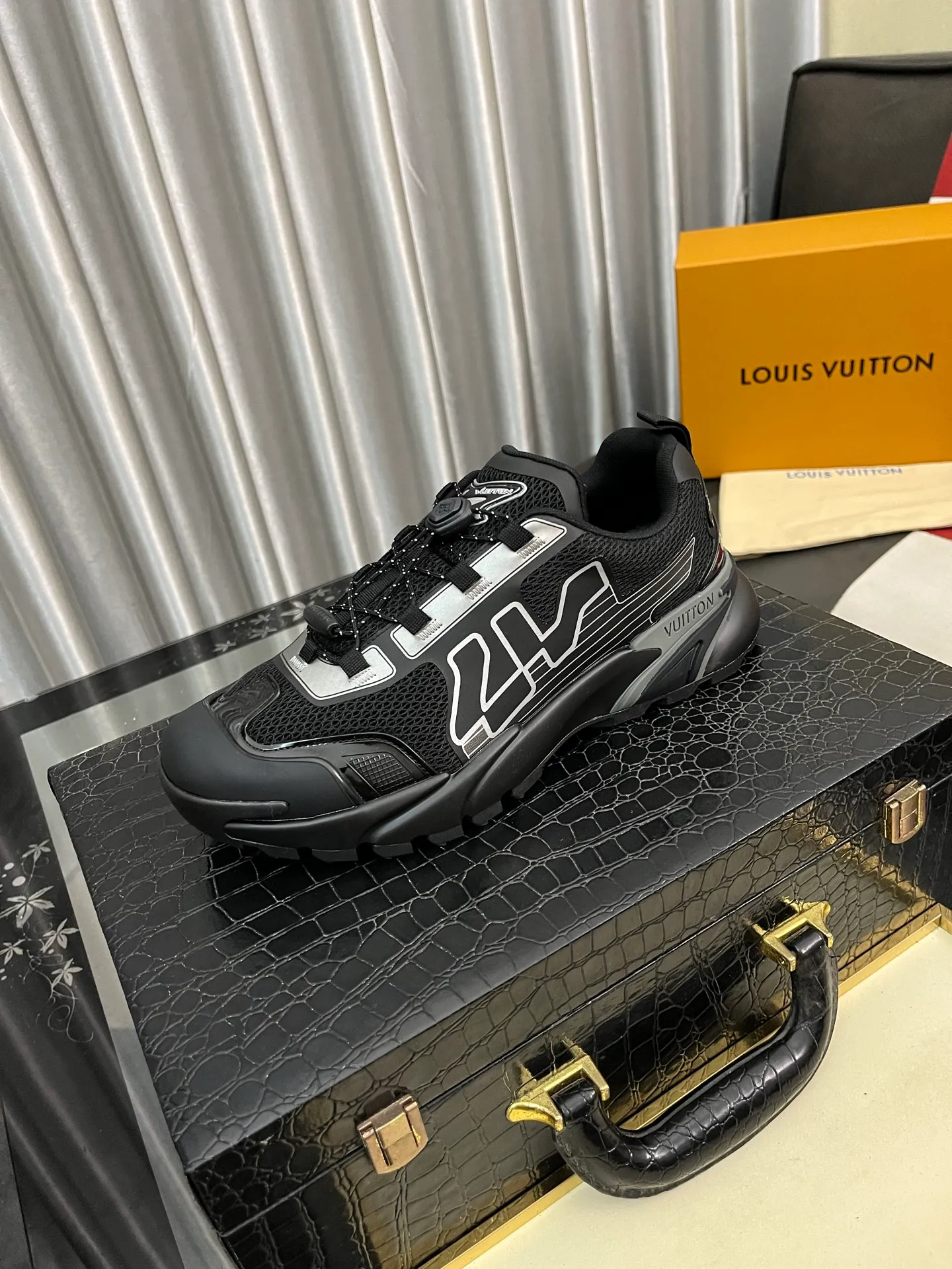 Men's shoes 💰780⌚️⌚️Top version [LOUIS VUITTON] Couple 🧑‍🤝‍🧑 Craftsman style Counter series (original order) New style 🍀LV Louis Vuitton - Top version LV classic high-top trendy shoes! Made of imported original craft calfskin, original breathable lining, and original wear-resistant, lightweight, high-end TPU outsole! High quality products! Code number: 36-457️⃣Colors available